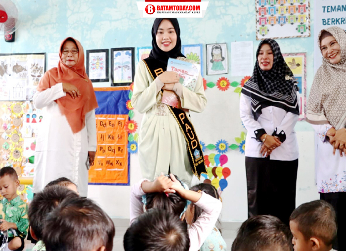 Bunda PAUD Bintan dengan buku bacaan dihadapan murid TK Negeri Toapaya